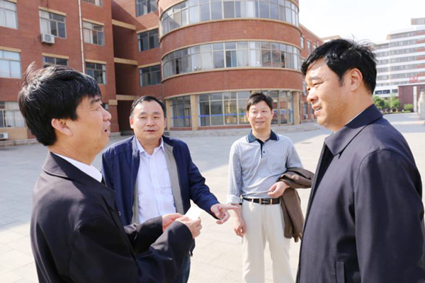 孙进院长与滨州学院院长刘文烈（左一）交谈 