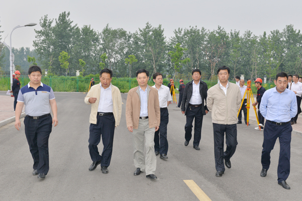 丰县县政府领导陪同参观丰县中等专业学校校园